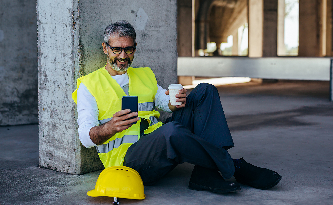 Mann sitzend mit smartphone in der Hand